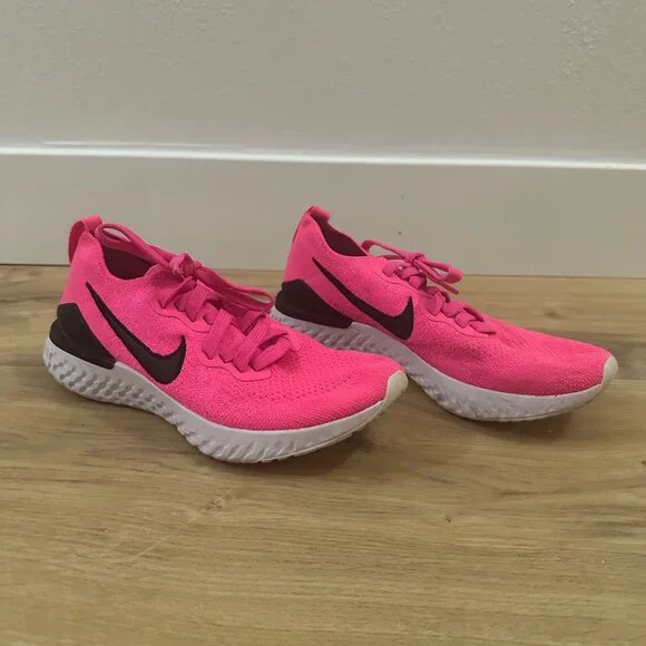 Nike Epic React Flyknit 2 in Pink with Black Details - Picture 2 of 5